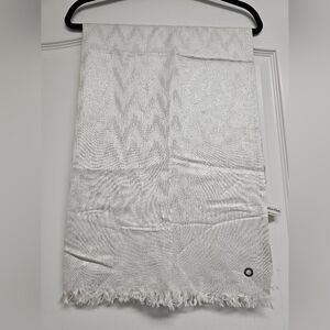 EUC Calvin Klein Pashmina White Silver